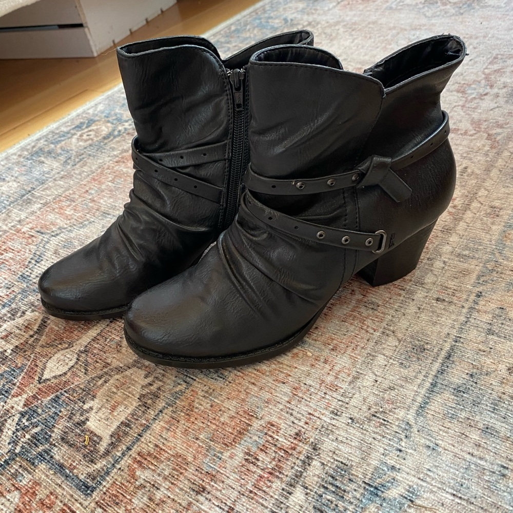 Barefoot black boots size 8.5.